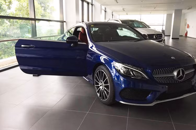 Mercedes-Benz C300 Coupe 2016 có kích thước tổng thể bao gồm chiều dài 4.686 mm, rộng 1.810 mm và cao 1.405 mm. Chiều dài cơ sở 2.840 mm. So với phiên bản sedan, C-Class Coupe có sự khác biệt rõ ràng ở cụm đèn hậu trải dài sang bên hông xe tương tự như phiên bản S-Class Coupe đã xuất hiện tại thị trường Việt Nam trước đó.