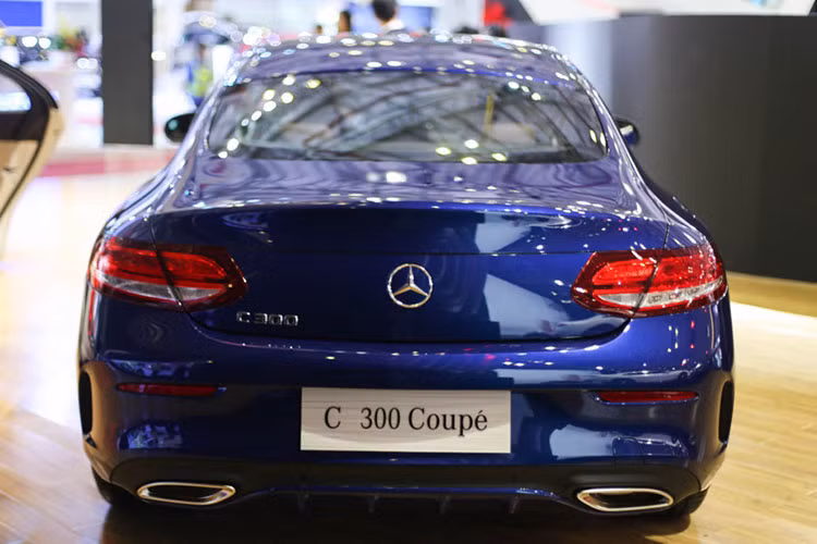 Ngoài bộ áo màu xanh Brilliant, về cơ bản, thiết kế của phiên bản xe sang C300 coupe nhà Mercedes-Benz có phần đầu còn mang "hơi hướng" của những người anh em sedan cùng dòng. Tuy nhiên nếu quan sát, kể từ cột A trở về sau, chiếc xe đã có kiểu dáng hoàn toàn khác.