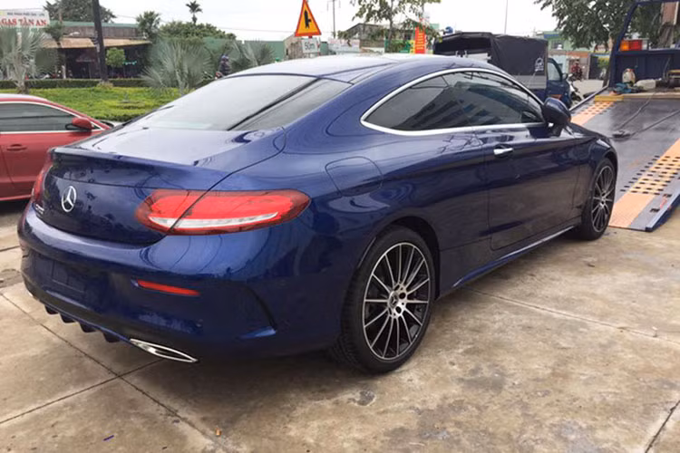 Cũng chính vì lẽ đó mà một tay chơi đến từ Long An đã chọn cho mình chiếc Mercedes-Benz C300 Coupe màu xanh Brilliant cực độc nhằm để tạo sự khác biệt cũng như trở thành màu hiếm so với những chiếc còn lại.