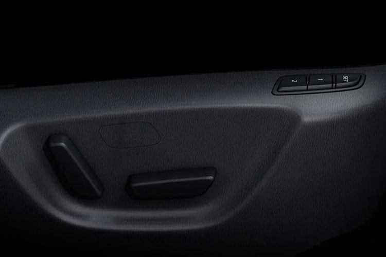 Ngoài ra, hệ thống giải trí trên xe còn có thêm tính năng kết nối Apple CarPlay và Android Auto không dây cùng với bộ sạc điện thoại không dây. Do có các trang bị bổ sung này, xe nâng giá lên thành 659.000 baht (448 triệu đồng). 