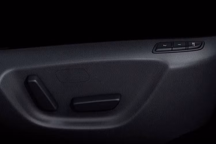 Ngoài ra, hệ thống giải trí trên xe còn có thêm tính năng kết nối Apple CarPlay và Android Auto không dây cùng với bộ sạc điện thoại không dây. Do có các trang bị bổ sung này, xe nâng giá lên thành 659.000 baht (448 triệu đồng). 