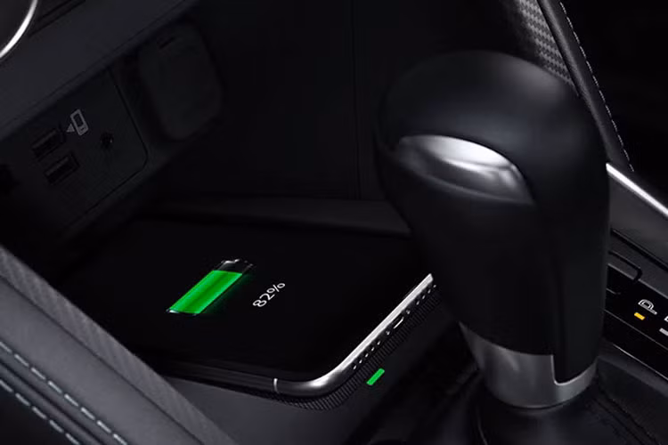 Đối với phiên bản cao cấp nhất của Mazda2 2022 sẽ được bổ sung thêm ghế bọc da màu đen. Bên cạnh đó, ghế lái giờ đây có thể điều chỉnh tự động 6 hướng và có chức năng nhớ 2 vị trí đã đặt trước.