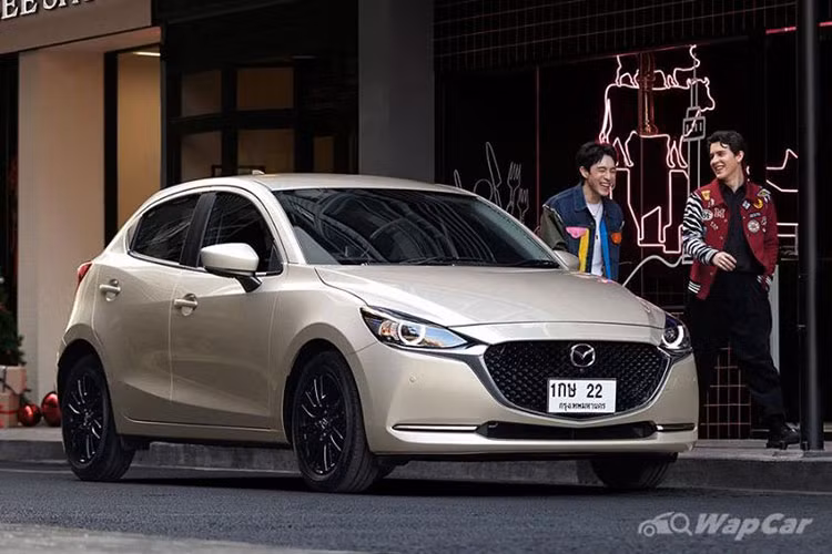 Tại Thái Lan, động cơ Diesel của Mazda2 2022 sẽ chỉ có 1 phiên bản và cũng chính là phiên bản giá cao nhất, ở mức 799.000 baht (543 triệu đồng). Động cơ Diesel có mặt trên cả 2 biến thể Sedan và Hatchback đều có lazăng hợp kim 16 inch màu đen (được nâng cấp từ lazăng 15 inch của các biến thể khác). Các trang bị còn lại tương tự như bản xăng cao cấp.