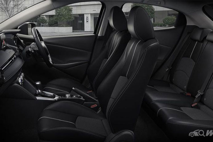 Cả 2 loại động cơ của Mazda2 2022 đều đi kèm dẫn động cầu trước và hộp số tự động 6 cấp tiêu chuẩn. Xe được trang bị hệ thống treo thanh chống MacPherson và phanh đĩa phía trước. Trong khi đó, phía sau xe sử dụng hệ thống treo chùm xoắn và phanh tang trống