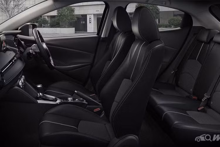 Cả 2 loại động cơ của Mazda2 2022 đều đi kèm dẫn động cầu trước và hộp số tự động 6 cấp tiêu chuẩn. Xe được trang bị hệ thống treo thanh chống MacPherson và phanh đĩa phía trước. Trong khi đó, phía sau xe sử dụng hệ thống treo chùm xoắn và phanh tang trống