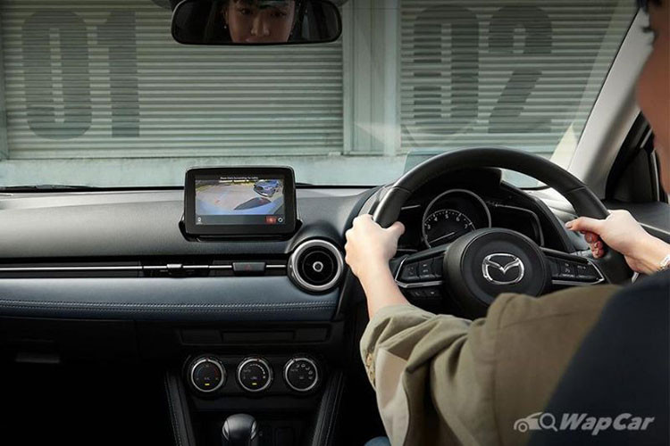 Nội thất xe bao gồm vải ghế màu đen và xám, bổ sung cảnh báo thắt dây an toàn cho người ngồi sau và thêm tuỳ chọn 2 màu sơn ngoại thất dành cho phiên bản thấp nhất. Trong đó, màu be Platinum Quartz Beige dành cho cả bản sedan và hatchback. Ngoài ra, màu xám Polymetal Grey sẽ dành cho bản sedan (trước đây chỉ dành riêng cho bản hatchback).