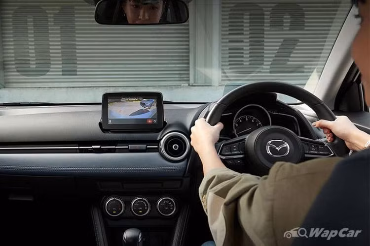 Nội thất xe bao gồm vải ghế màu đen và xám, bổ sung cảnh báo thắt dây an toàn cho người ngồi sau và thêm tuỳ chọn 2 màu sơn ngoại thất dành cho phiên bản thấp nhất. Trong đó, màu be Platinum Quartz Beige dành cho cả bản sedan và hatchback. Ngoài ra, màu xám Polymetal Grey sẽ dành cho bản sedan (trước đây chỉ dành riêng cho bản hatchback).