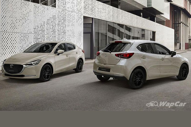 Mẫu xe Mazda2 2022 mới với biến thể Sedan và Hatchback vừa được tiết lộ dành cho thị trường Thái Lan. Cả biến thể Sedan và Hatchback đều có giá bán giống nhau giữa các phiên bản.