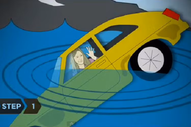 Ở trong chiếc ôtô đang ngập dưới nước, nếu chọn cách gọi điện cho cha mẹ, anh chị em, bạn bè hay người thân, kể cả gọi đến những trung tâm cấp cứu khẩn cấp, thì đều dẫn đến cái chết; bởi không một ai có thể đến đúng giờ. Điều đầu tiên bạn cần bình tĩnh và xử lý tình huống.