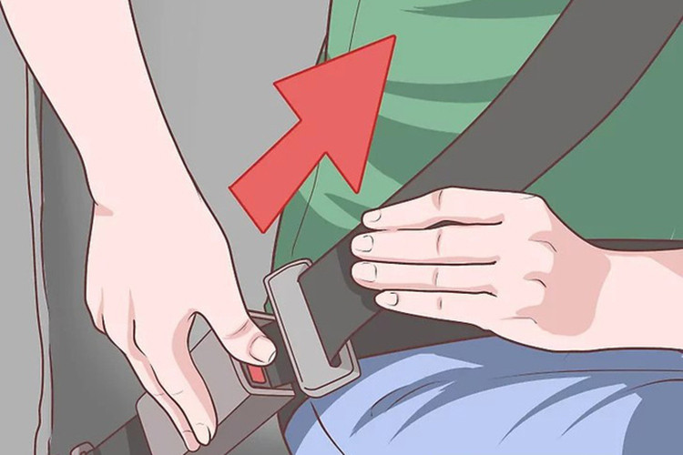 Nếu xe đã bắt đầu chìm, việc mở cửa chính gần như là không thể, do áp lực nước xung quanh. Chỉ có thể mở cửa chính khi áp suất trong và ngoài xe cân bằng, tức là nước đã vào đầy bên trong xe).