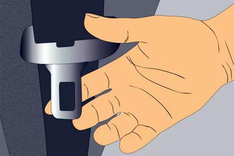 Khi một chiếc ôtô bị rơi xuống nước, hệ thống điện của xe chỉ hoạt động được tối đa khoảng 3 phút trước khi chìm hẳn. Do đó, sau khi tháo dây an toàn, hãy lập tức hạ cửa kính (hoặc cửa sổ trời nếu có). Đừng cố mở cửa ra vào vì việc này có thể khiến nước vào xe, nhấn chìm chiếc xe nhanh hơn.