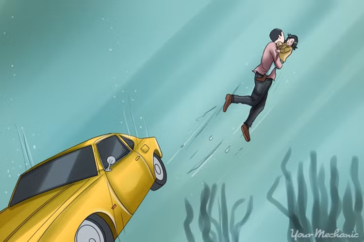 Khi đã đập vỡ kính cửa sổ hoặc mở được cửa chính, việc đầu tiên là phải đưa trẻ em ra ngoài. Bạn nên ra tín hiệu để trẻ nhỏ hít một hơi sâu dưỡng khí trước đó. Nếu trẻ biết bơi thì cố gắng đưa trẻ lên càng cao càng tốt; nếu không, cố gắng cho trẻ bám vào một vật có thể nổi được trước khi ra ngoài. 