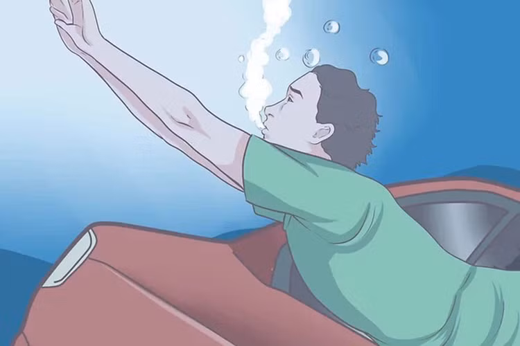 Nên phá cửa kính bên hoặc kính sau vì kính lái luôn an toàn nhất với nhiều lớp kết dính bằng keo chuyên dụng. Trường hợp không thể phá vỡ cửa kính, hãy bình tĩnh đợi mực nước vào trong xe đến ngang ngực rồi hít một hơi dưỡng khí thật dài, chờ đến lúc nước vào đầy bên trong xe (áp suất cân bằng giữa trong và ngoài), hãy mở cửa để thoát ra.
