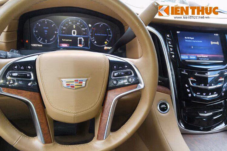 Tương tự như ngoại thất, nội thất của Escalade ESV Premium cũng đẹp mắt, sang trọng và tiện nghi hơn rất nhiều so với các phiên bản trước. Xe được trang bị sẵn dàn camera 360 độ, hệ thống đóng mở cửa sau tự động...