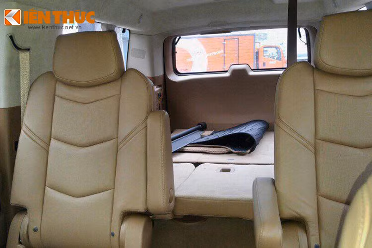 Hàng ghế sau được bọc da Nappa sang trọng và bộ phụ kiện ốp gỗ xa xỉ... Bên cạnh đó nó cũng không thiếu thốn tiện nghi với hệ thống điều hòa độc lập, 2 màn hình giải trí 7 inch nằm sau tựa đầu ghế trước cùng một màn hình 9 inch gắn âm trần.