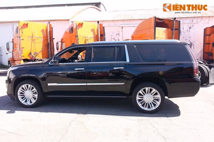 Trong dòng sản phẩm Escalada, ESV Platinum là bản cao cấp nhất, với một số điểm khác biệt ở ngoại thất như mâm đúc 22 inch, lưới tản nhiệt mới sang trọng hơn... Chiếc xe là một "người khổng lồ" trên đường phố Việt với chiều dài 5,68 m, rộng 2,045 m và cao 1,9 m.