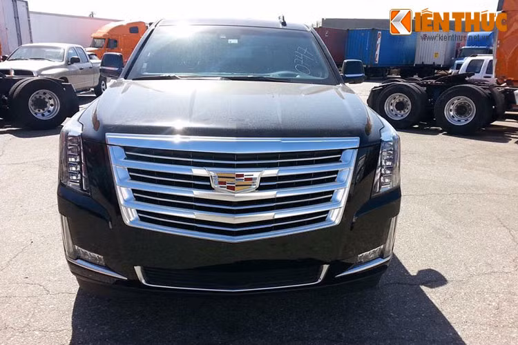 Thuộc thế hệ mới nhất của hãng xe đình đám Mỹ, phiên bản Escalade mới sở hữu thiết kế truyền thống của Cadillac nhưng hiện đại hơn, hấp dẫn hơn nhờ có những mảng thân xe góc cạnh, phẳng phiu cùng các chi tiết như dàn đèn pha LED đặt dọc ở phía đầu xe.