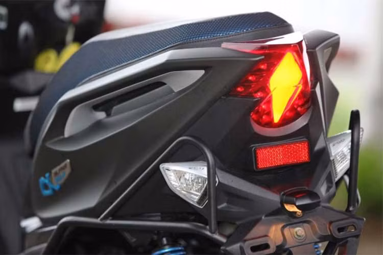 Ở phía sau, đèn hậu của PGO Alpha Max 125 cũng là loại đèn LED hiệu suất cao, gác chân bằng hợp kim nhôm. Phần đuôi xe được vuốt nhọn ra phía sau tạo phong cách thể thao mạnh mẽ, kèm xi nhan led rời.