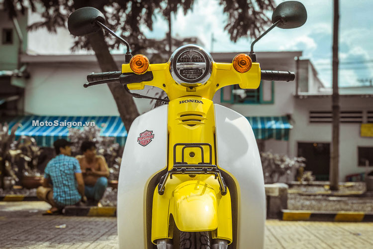 Vốn được lấy cảm hứng từ những phiên bản xe máy Honda Super Cub đầu tiên "đình đám" của mình. Trên phiên bản mới thân xe thiết kế kiểu cơ bản, mặt nạ và phần đầu xe lại chịu ảnh hưởng của thế hệ Super Cub thứ 4. Tuy nhiên, xe được trang bị hiện đại hơn với đèn pha LED 2 tầng.