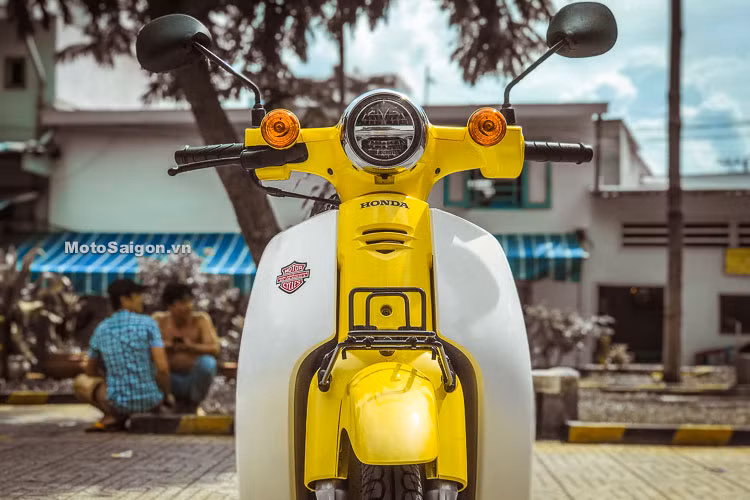 Vốn được lấy cảm hứng từ những phiên bản xe máy Honda Super Cub đầu tiên "đình đám" của mình. Trên phiên bản mới thân xe thiết kế kiểu cơ bản, mặt nạ và phần đầu xe lại chịu ảnh hưởng của thế hệ Super Cub thứ 4. Tuy nhiên, xe được trang bị hiện đại hơn với đèn pha LED 2 tầng.
