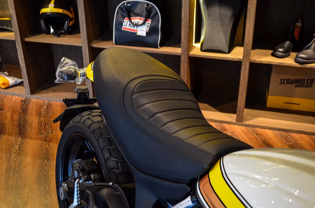 Ducati Scrambler Mach 2.0 trang bị yên Flat Track Pro có thể thay đổi hoặc thêm ốp đuôi... hệ thống ng xả và ốp che đầu xy-lanh màu sơn đen nhám. Xe dùng bộ mâm cỡ 18 inch phía trước, và phía sau là 17 inch.