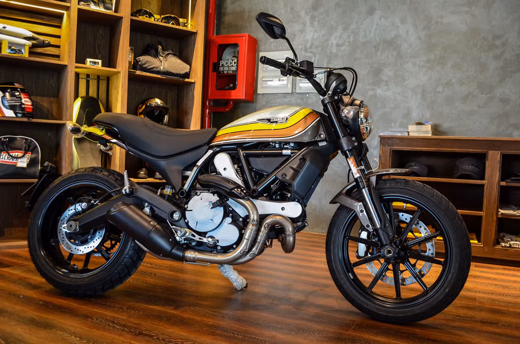 Scrambler là dòng xe sinh ra để tùy biến theo nhiều kiểu dáng, nó giống như R NineT của BMW Motorrad. Hiện Scrambler có đến 11 biến thể khác nhau. Ducati Scrambler Mach 2.0 là sản phẩm nhờ sự kết hợp giữa Ducati và tay đua kiêm nhà thiết kế người California, Roland Sands.