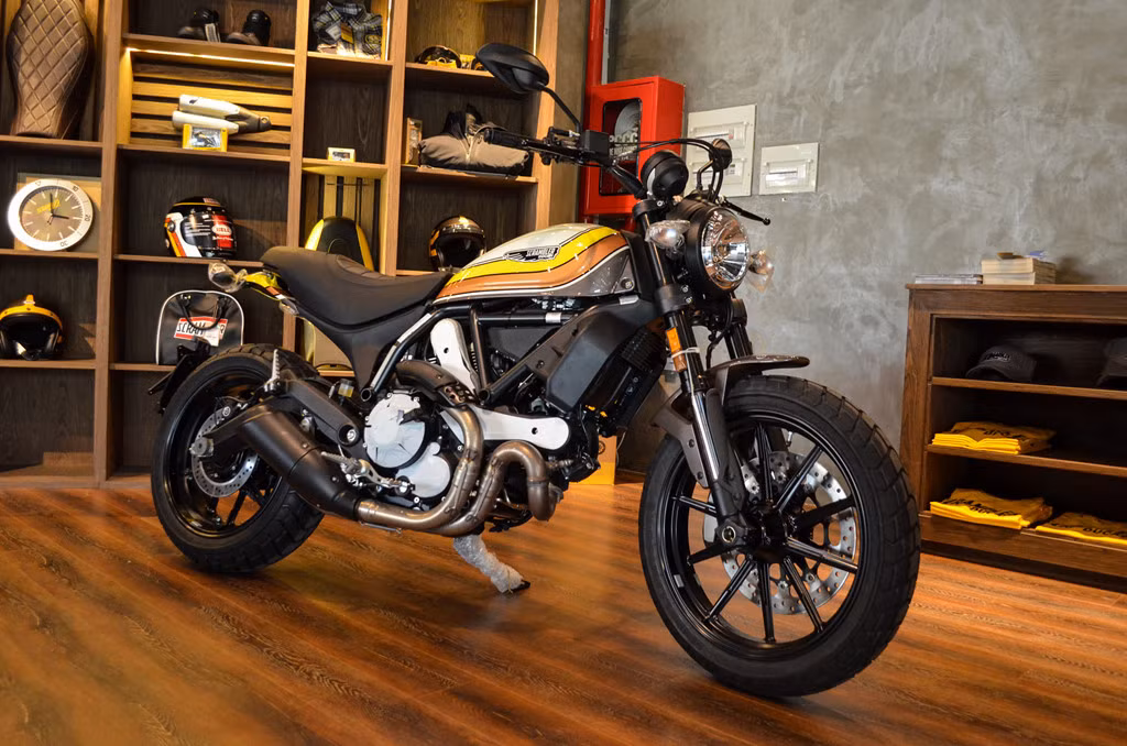 Mẫu xe môtô Ducati Scrambler Mach 2.0 vừa được nhập khẩu chính hãng về Việt Nam chỉ sau hơn nửa năm ra mắt toàn thế giới. Xe lấy cảm hứng từ mẫu Ducati Mach 1 250 ra đời vào thập niên 60 thế kỷ trước, sử dụng khối động cơ từ Scrambler 250.