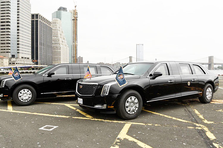 Để vận chuyển 2 chiếc quái thú The Beast đặc biệt, chính phủ Mỹ phải sử dụng đến loại máy bay vận tải cỡ lớn C-17 Globemaster và 2 chiếc limousine này sẽ đi theo ông Trump đến bất kỳ quốc gia nào.