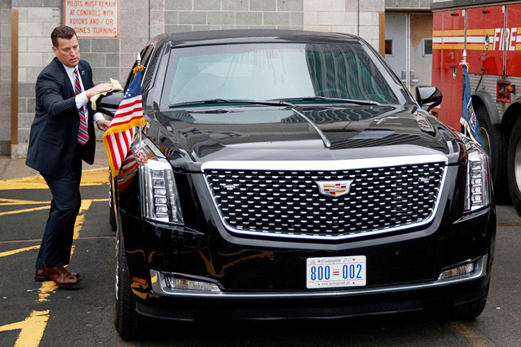 Để phù hợp với trọng lượng và kích thước “khủng” của xe, The Beast 2.0 được trang bị động cơ diesel 5.0 lít. Ngoài ra, lý do khiến động cơ diesel được lựa chọn sử dụng cho “quái thú” là bởi nó khó bắt lửa hơn trong trường hợp xe bị tấn công bằng hỏa lực.