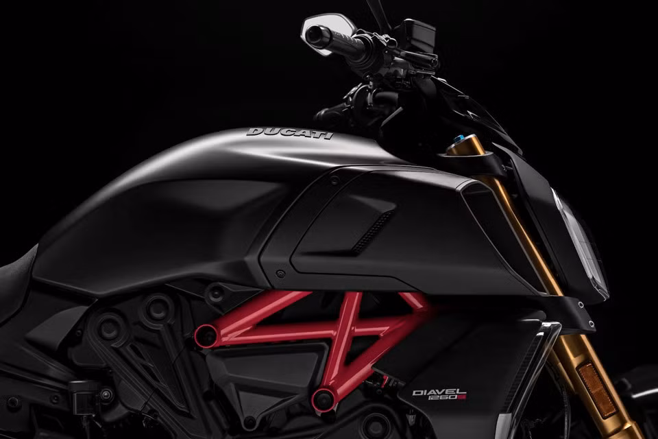Ducati Diavel 1260 mới sẽ có 2 phiên bản là bản tiêu chuẩn và bản thể thao S. Phiên bản tiêu chuẩn sử dụng giảm xóc Marzocchi, trong khi bản S được nâng cấp lên giảm xóc Ohlins cao cấp ở cả trước và sau.