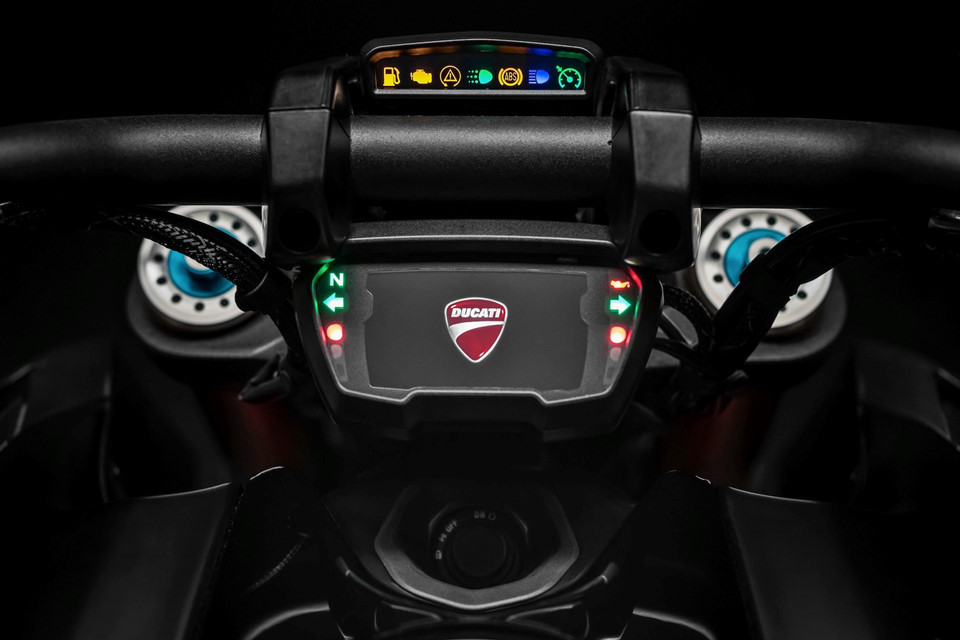 Một điểm được cải tiến trên Diavel 1260 mới chính là bảng đồng hồ kỹ thuật số màn hình màu hiển thị tất cả thông tin. Bảng đồng hồ mới tiện lợi hơn rất nhiều so với thế hệ trước khi bảng đồng hồ trắng đen được tách rời với màn hình hiển thị chế độ lái đặt trên bình xăng.