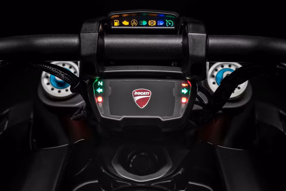 Một điểm được cải tiến trên Diavel 1260 mới chính là bảng đồng hồ kỹ thuật số màn hình màu hiển thị tất cả thông tin. Bảng đồng hồ mới tiện lợi hơn rất nhiều so với thế hệ trước khi bảng đồng hồ trắng đen được tách rời với màn hình hiển thị chế độ lái đặt trên bình xăng.