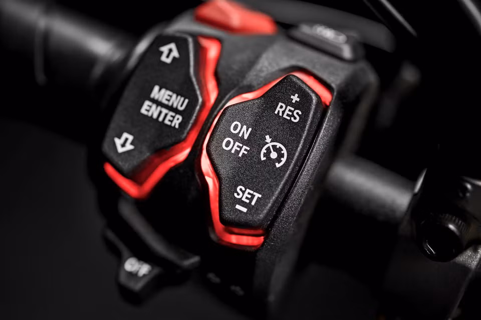 Tương tự những mẫu xe Ducati mới ra mắt, Diavel 1260 cũng được trang bị đầy đủ các hệ thống hỗ trợ điện tử như ABS biến thiên trong cua Bosch Cornering ABS EVO, kiểm soát chống bốc đầu Ducati Wheelie Control, hệ thống kiểm soát lực kéo Ducati Traction Control. 