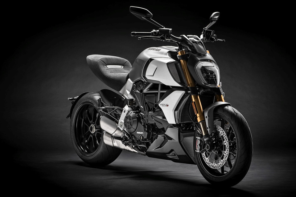 Tại triển lãm môtô EICMA 2018 đang diễn ra tại Ý, Ducati đã cho ra mắt mẫu power cruiser Ducati Diavel thế hệ mới mang tên Diavel 1260 2019, bên cạnh chiếc superbike Panigale V4 R và Hypermotard 950.