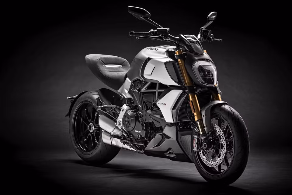 Tại triển lãm môtô EICMA 2018 đang diễn ra tại Ý, Ducati đã cho ra mắt mẫu power cruiser Ducati Diavel thế hệ mới mang tên Diavel 1260 2019, bên cạnh chiếc superbike Panigale V4 R và Hypermotard 950.