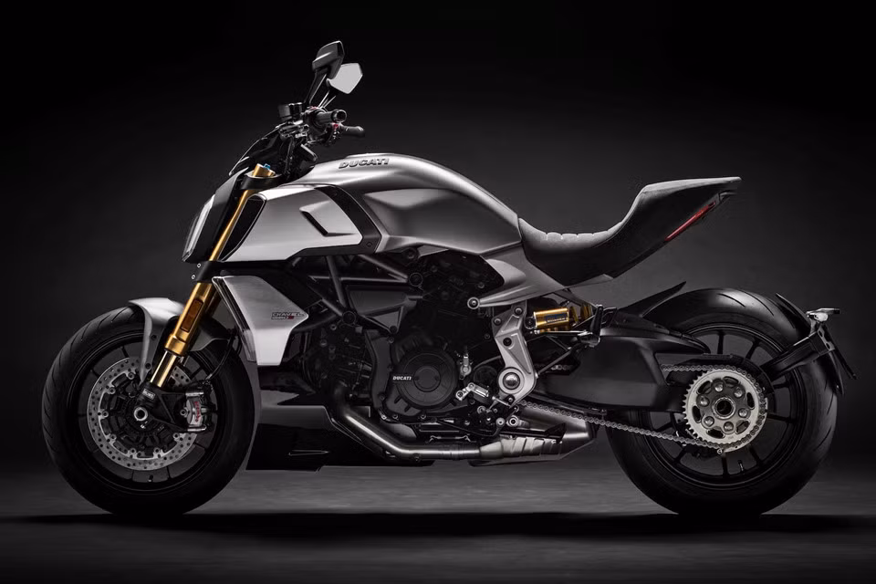 Kể từ khi ra mắt năm 2010, Diavel trở thành mẫu cruiser cơ bắp được ưa chuộng nhờ thiết kế hầm hố những vẫn mang nét hiện đại, khác với vẻ cổ điển thường thấy trên những chiếc classic cruiser. Bước sang thế hệ thứ hai, Diavel vẫn trung thành với ngôn ngữ thiết kế của thế hệ trước, chỉ thay đổi đôi chút về vẻ ngoài, công nghệ và động cơ.