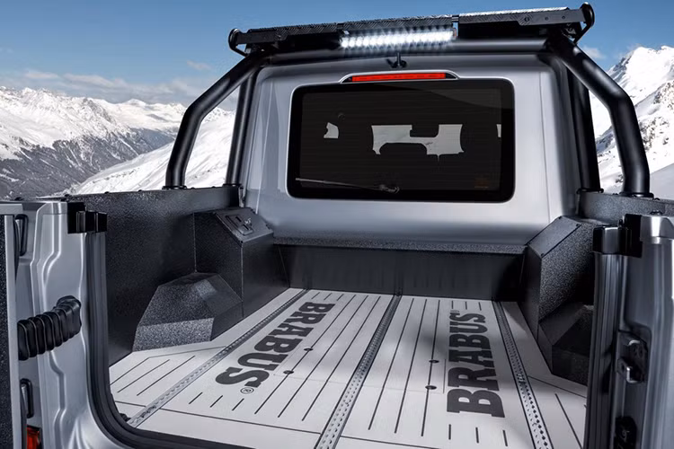 Các chi tiết như ốp hai bên thùng xe được làm bằng sợi carbon, trong khi đó chất liệu thép được sử dụng cho các bộ phận như ốp ngoài khoang hành khách, sàn thùng xe và cửa thùng xe. Hệ thống treo trước độc lập cũng được bộ sung thêm khung phụ các thanh liên kết bằng nhôm CNC.