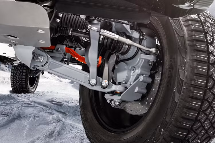 Bên cạnh đó, Brabus cũng trang bị cho mẫu bán tải hạng sang của mình bộ cầu xe dạng portal với thiết kế riêng, giúp tăng khoảng sáng gầm xe lên 490 mm. Rất nhiều chi tiết của hệ thống treo cũng được thiết kế đặc biệt và đương nhiên cũng được tạo nên bằng cách phay nhôm nguyên khối, bao gồm cả vỏ cầu xe và thanh liên kết hệ thống treo.