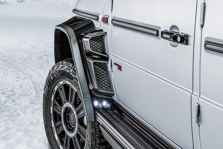 Xe sở hữu khối động cơ V8 4.0L tăng áp turbo kép đã được độ lại với hai bộ turbo mới của Brabus với buồng nén khí lớn hơn và phần mềm điều khiển đánh lửa mới, qua đó mang đến cho xe công suất 789 mã lực tại tua máy 6.600 vòng/phút và mômen xoắn cực đại 1.000 Nm tại tua máy 3.600 vòng/phút.