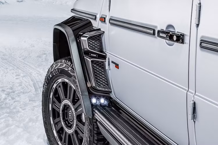 Xe sở hữu khối động cơ V8 4.0L tăng áp turbo kép đã được độ lại với hai bộ turbo mới của Brabus với buồng nén khí lớn hơn và phần mềm điều khiển đánh lửa mới, qua đó mang đến cho xe công suất 789 mã lực tại tua máy 6.600 vòng/phút và mômen xoắn cực đại 1.000 Nm tại tua máy 3.600 vòng/phút.