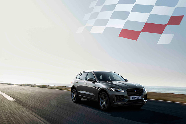 Jaguar F-Pace Chequered Flag mới dựa trên phiên bản R-Sport và đi kèm với gói ngoại thất đặc biệt bao gồm cản trước thể thao và hoàn thiện chi tiết Gloss Black nổi bật trên lưới tản nhiệt phía trước, ốp cửa, hốc gió hông xe và giá đỡ mui xe. Phiên bản Chequered Flag bao gồm màu trắng Yulong White, Đen Santorini và màu mới được giới thiệu, xám Eiger Grey.