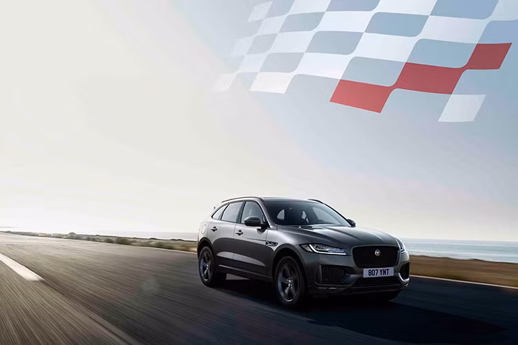 Jaguar F-Pace Chequered Flag mới dựa trên phiên bản R-Sport và đi kèm với gói ngoại thất đặc biệt bao gồm cản trước thể thao và hoàn thiện chi tiết Gloss Black nổi bật trên lưới tản nhiệt phía trước, ốp cửa, hốc gió hông xe và giá đỡ mui xe. Phiên bản Chequered Flag bao gồm màu trắng Yulong White, Đen Santorini và màu mới được giới thiệu, xám Eiger Grey.