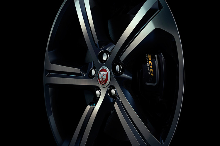 Trong khi đó động cơ thứ hai cua mẫu xe này cho mô-men xoắn cực đại 700Nm và có thể tăng tốc từ 0-100km/ giờ trong vòng 6,4 giây (0-60mph trong vòng 6,2 giây), tốc độ tối đa 241km/giờ (150mph).