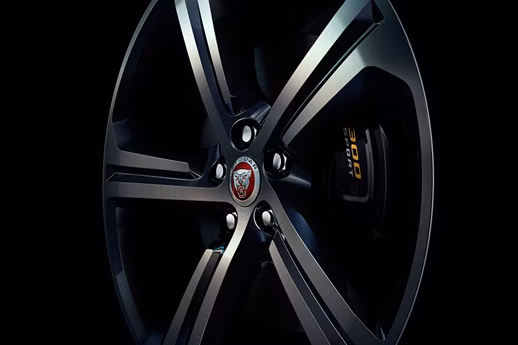 Trong khi đó động cơ thứ hai cua mẫu xe này cho mô-men xoắn cực đại 700Nm và có thể tăng tốc từ 0-100km/ giờ trong vòng 6,4 giây (0-60mph trong vòng 6,2 giây), tốc độ tối đa 241km/giờ (150mph).