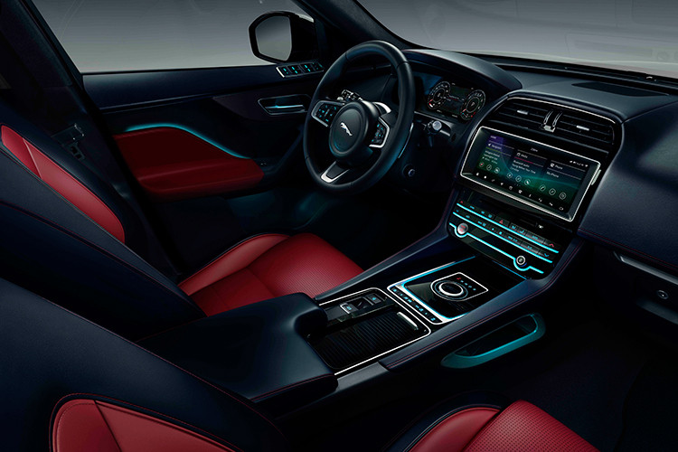 Bên trong cabin có sự pha trộn liền mạch bởi các vật liệu sang trọng và chi tiết hoàn thiện thủ công, hoàn thiện bằng vật liệu da, các chi tiết bằng nhôm có hình mắt lưới và huy hiệu Chequered Flag được gắn trên ốp bậc cửa. Người sử dụng cũng được hưởng lợi từ một loạt các tính năng tiêu chuẩn như ghế trước chỉnh điện 10 hướng, Gói hệ thống định vị Touch Pro Navigation Pack, Hệ thống âm thanh Meridian, Màn hình điều khiển tương tác 12,3 inch (Interactive Driver Display)...