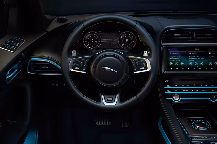 Các tính năng tiện nghi và thuận tiện bao gồm hệ thống Touch Pro Navigation với tính năng Connect Pro cho phép người lái điều khiển các tính năng thiết yếu từ xa. Màn hình điều khiển tương tác với người lái 12,3 inch của Jaguar cho giao diện điều khiển trực quan và tùy biến. Hệ thống âm thanh Meridian và ghế trước chỉnh điện 14 hướng là một phần của đặc điểm kỹ thuật tiêu chuẩn.