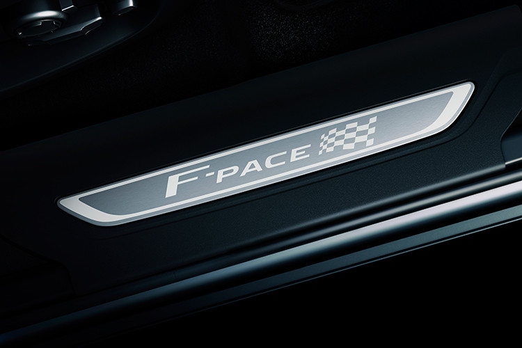 Phiên bản 300 sport với ngoại hình khác biệt bởi gói chi tiết ngoại thất màu xám đen mờ Dark Satin Grey. Bắt đầu từ viền lưới tản nhiệt, cho đến viền kính cửa sổ, hốc gió hông xe, ốp kính chiếu hậu và ốp cửa cũng như là ốp cản sau. Huy hiệu 300 SPORT được gắn trên lưới tản nhiệt phía trước và phần phía sau xe, bao gồm các mã màu độc quyền: màu trắng Yulong, màu bạc Indus và màu đen Santorini.