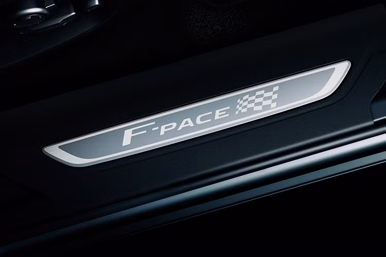 Phiên bản 300 sport với ngoại hình khác biệt bởi gói chi tiết ngoại thất màu xám đen mờ Dark Satin Grey. Bắt đầu từ viền lưới tản nhiệt, cho đến viền kính cửa sổ, hốc gió hông xe, ốp kính chiếu hậu và ốp cửa cũng như là ốp cản sau. Huy hiệu 300 SPORT được gắn trên lưới tản nhiệt phía trước và phần phía sau xe, bao gồm các mã màu độc quyền: màu trắng Yulong, màu bạc Indus và màu đen Santorini.