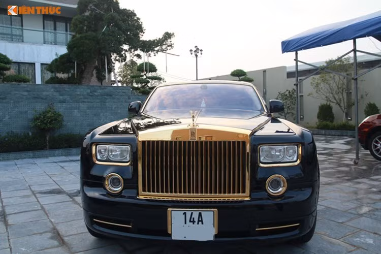 Chiếc siêu xe sang Rolls-Royce Phantom này gần đây được sử dụng làm dịch vụ xe taxi đã gây sốc cho nhiều người. Theo giới thạo xe thì đây là chiếc Rolls-Royce Phantom phiên bản thường của một đại gia Taxi tại Móng Cái, Quảng Ninh từng được mạ vàng tại Hà Nội.