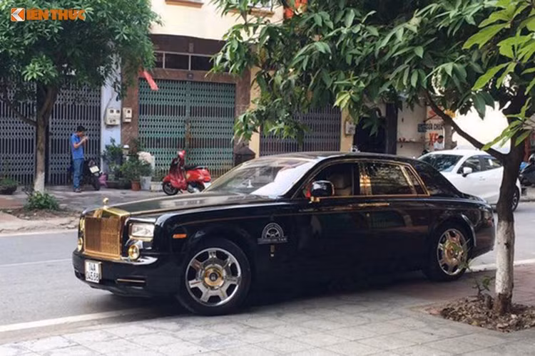 Nhiều nguồn tin cho hay chiếc Rolls-Royce Phantom đang đi trên phố thì hết xăng, sau đó, một người đàn ông bê can nhựa chứa xăng đến và tiếp nhiên liệu cho chiếc xe siêu sang. Hình ảnh có phần "dân dã" này nhanh chóng được một người đi đường "chộp được" và chia sẻ lên mạng xã hội.
